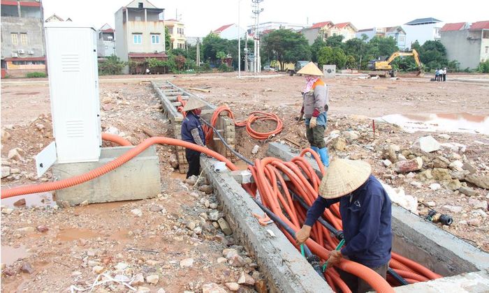  Đơn vị thi công đang nỗ lực hoàn thiện hạ tầng thiết yếu để người dân có thể nhận đất, xây dựng nhà ở. 