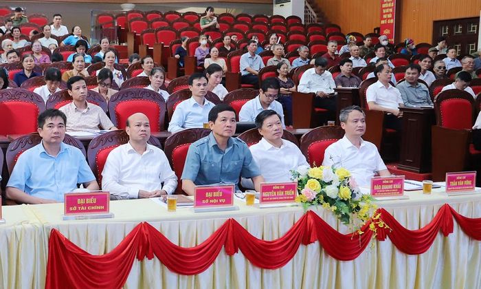  Các đại biểu dự hội nghị tiếp xúc cử tri phường Tiên Du. 