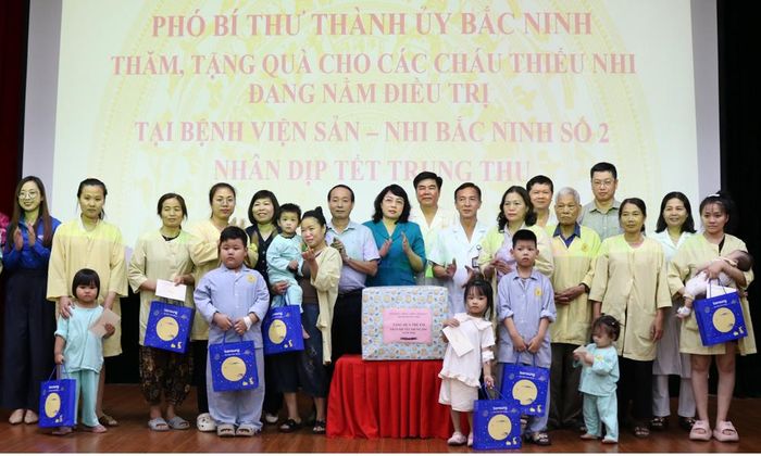 Đồng chí Trần Huy Phương và lãnh đạo các sở, ngành thành phố tặng quà bệnh nhi đang điều trị tại Bệnh viện Sản Nhi Bắc Ninh số 2.