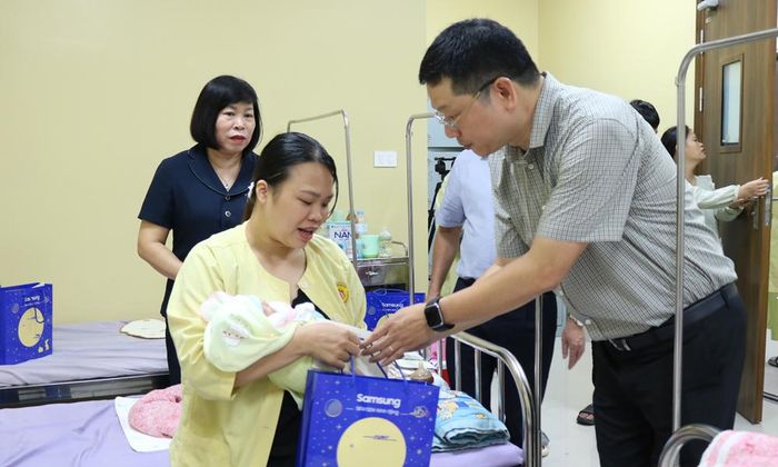 Đồng chí Phó Bí thư Thành ủy Trần Huy Phương tặng quà bệnh nhi đang điều trị tại Khoa Sơ sinh.