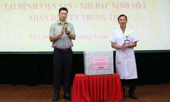 Đồng chí Phó Bí thư Thành ủy Trần Huy Phương tặng quà Bệnh viện Sản Nhi Bắc Ninh số 2.
