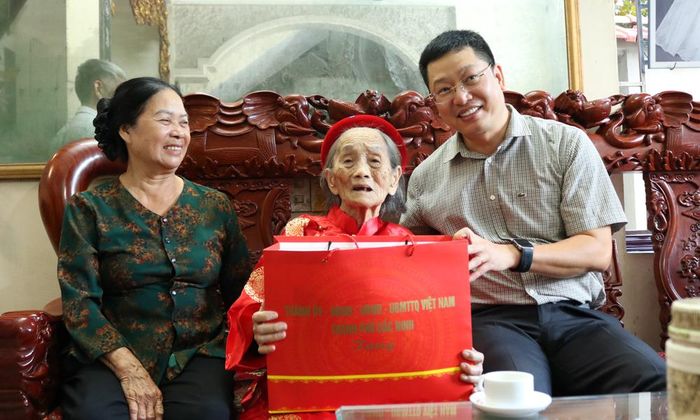 Phó Bí thư Thành ủy Trần Huy Phương thăm, tặng quà cụ Nguyễn Thị Mùi, 104 tuổi, ở tổ dân phố số 6, phường Võ Cường.