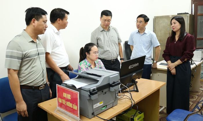  Phó Bí thư Thành ủy Trần Huy Phương trực tiếp khảo sát quá trình vận hành Điểm phục vụ dịch vụ công số tại tổ dân phố Hòa Đình (phường Võ Cường). 