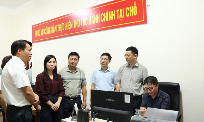  Đồng chí Trần Huy Phương đánh giá cao tinh thần chủ động của phường Võ Cường trong việc đẩy mạnh chuyển đổi số từ cơ sở. 
