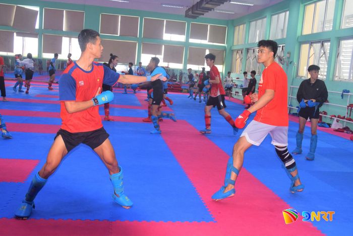 Vận động viên đội tuyển karate Đà Nẵng nỗ lực tập luyện. Ảnh: PHI NÔNG