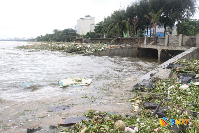 Một cửa xả nước mưa ra vịnh Đà Nẵng được đưa vào sử dụng kịp thời nhằm chống ngập cục bộ vào đầu mùa mưa năm nay. Ảnh: HOÀNG HIỆP