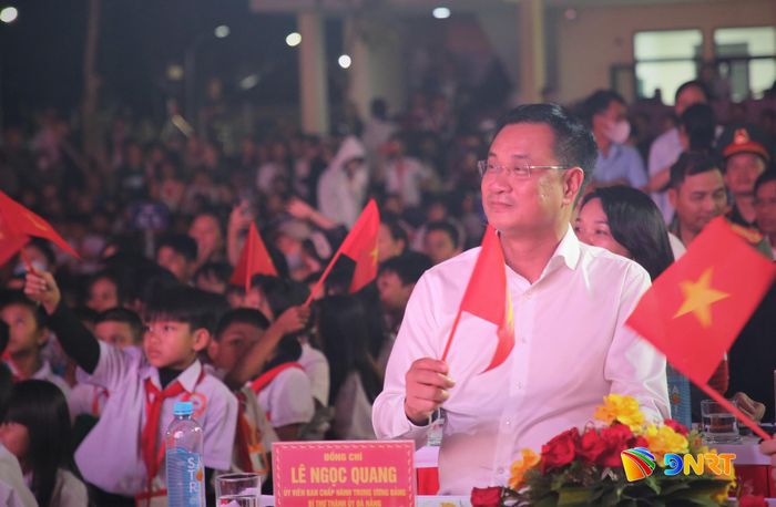 Bí thư Thành ủy Lê Ngọc Quang tham dự chương trình ý nghĩa cùng trẻ em biên giới. Ảnh: ALĂNG NGƯỚC