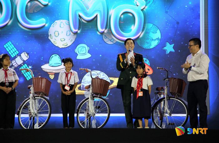 Ngay sau ước mơ của các em, những phần quà ý nghĩa được trao tặng từ các nhà tài trợ. Ảnh: ALĂNG NGƯỚC