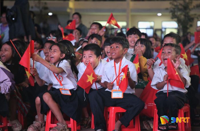 Học sinh miền núi hào hức với các tiết mục trình diễn. Ảnh: ALĂNG NGƯỚC