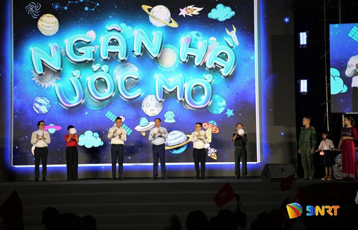 Lãnh đạo Trung ương và thành phố Đà Nẵng thực hiện nghi thức khai trương sáng kiến “Ngân hà ước mơ”. Ảnh: ALĂNG NGƯỚC