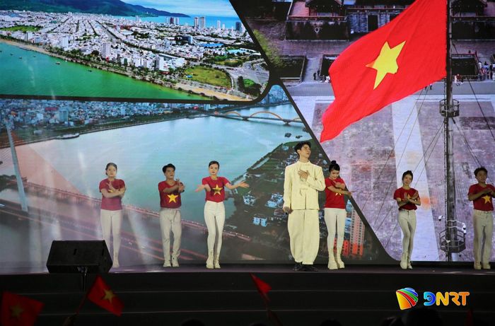Chương trình biểu diễn nghệ thuật đặc sắc bởi các ca sĩ tên tuổi. Ảnh: ALĂNG NGƯỚC