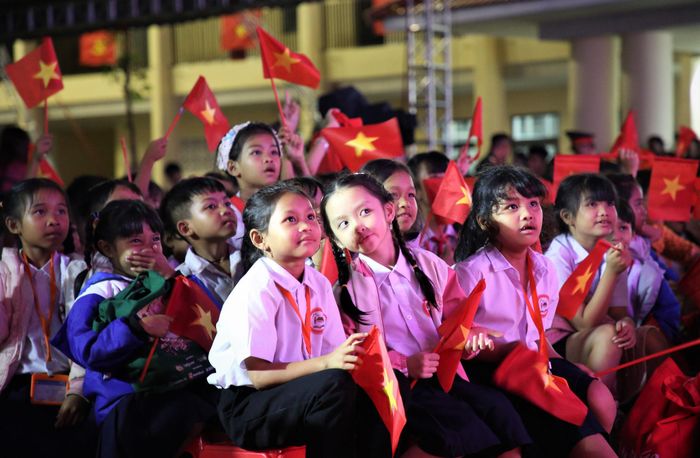 Học sinh xã Tây Giang chăm chú theo dõi chương trình Tết Trung thu. Ảnh: ALĂNG NGƯỚC