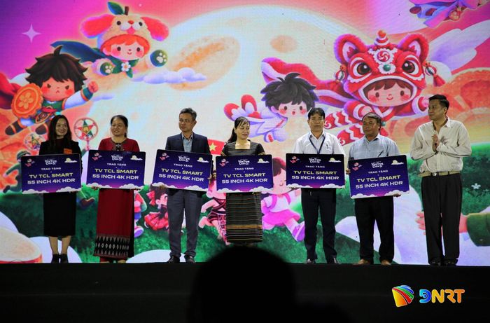 Đại diện ban giám hiệu 6 trường nội trú liên cấp đón nhận quà tặng động viên từ các nhà tài trợ. Ảnh: ALĂNG NGƯỚC