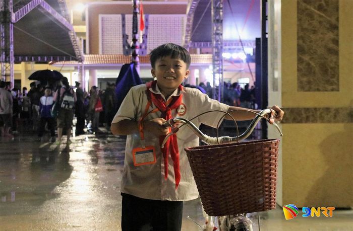 Niềm vui của một học sinh khi điều ước thành hiện thực. Ảnh: ALĂNG NGƯỚC