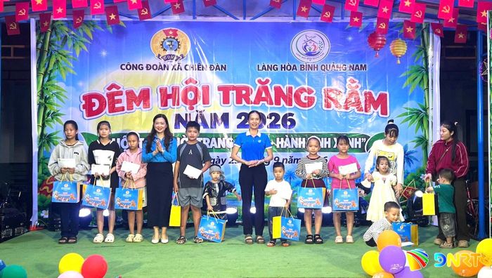 Trao quà Trung thu cho thiếu nhi. Ảnh: VIẾT TRỌNG