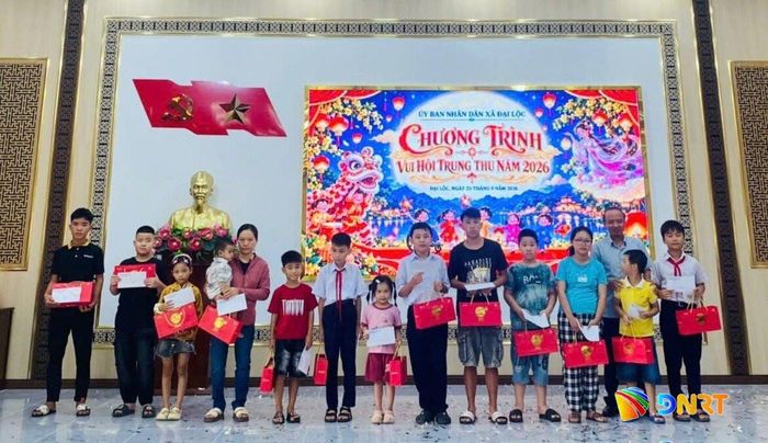 Lãnh đạo xã Đại Lộc tặng quà cho trẻ em tham gia chương trình. Ảnh: NGUYỄN TUYẾT