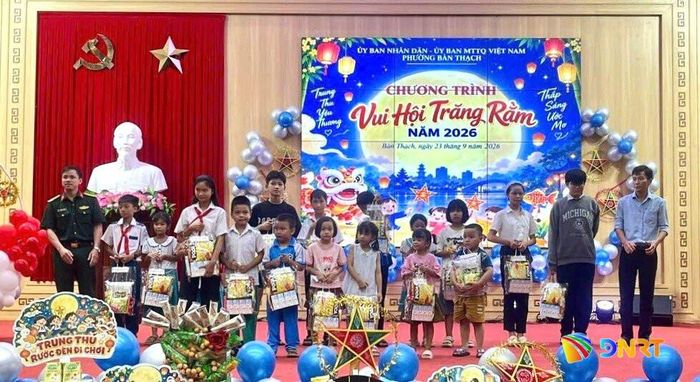 Trao quà Trung thu cho thiếu nhi có hoàn cảnh khó khăn trên địa bàn phường Bàn Thạch. Ảnh: TRUNG HIẾU