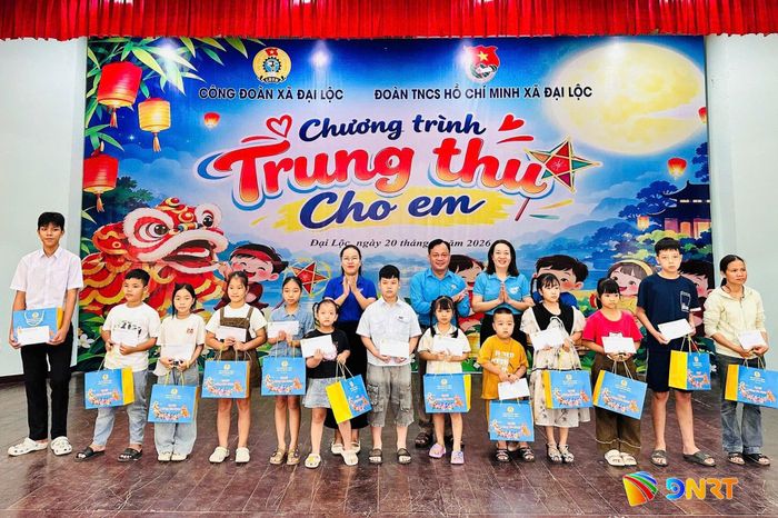 Tặng quà Trung thu cho trẻ em có hoàn cảnh khó khăn của xã Đại Lộc. Ảnh: NGUYỄN TUYẾT