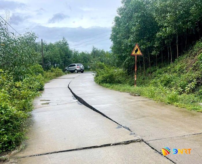 Nền sụt lún khiến mặt đường tuyến ĐH12.ĐL bị nứt gãy gây mất an toàn giao thông. Ảnh: THƯỢNG ĐỨC
