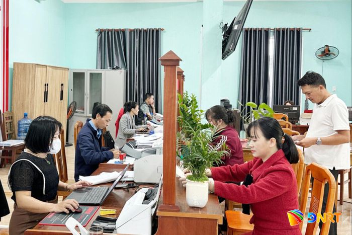 Thủ tục đất đai là một trong những lĩnh vực tiếp nhận xử lý nhiều tại Trung tâm Phục vụ hành chính công xã Thăng Phú. Ảnh: PHAN VINH