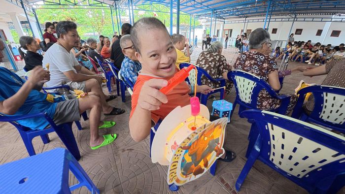 Niềm vui khi nhận được quà trong ngày hội Trung thu tại Làng Hòa Bình.