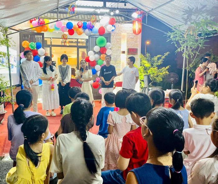 Trẻ em ở nhiều độ tuổi cùng vui Trung thu tại khoảng sân nhà chị Lê Thị Trang (phường Hòa Xuân). Ảnh: HOÀNG LINH