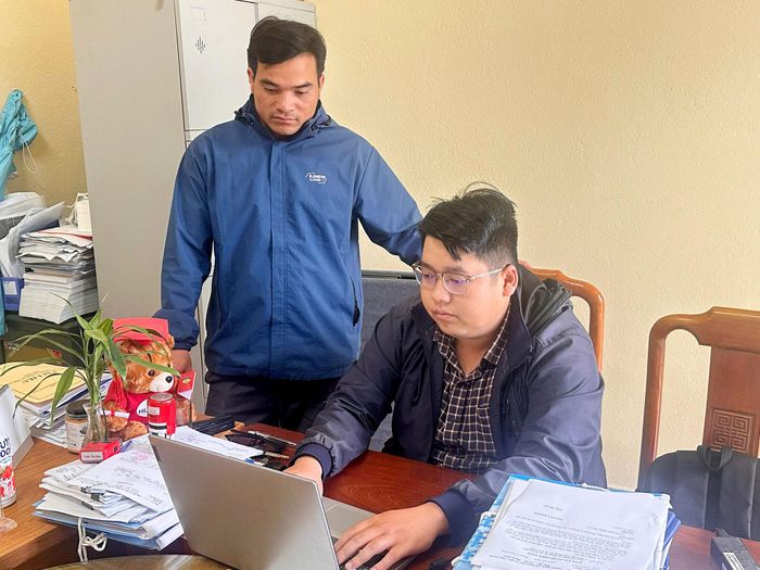 Anh Nguyễn Xuân Quốc Khánh hướng dẫn nghiệp vụ cho cán bộ mặt trận xã Trà Linh. Ảnh: Nhân vật cung cấp