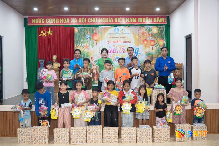Đội Công tác xã hội, Trường Đại học Sư phạm (Đại học Đà Nẵng) tổ chức chương trình “Mùa trăng cho em” tại thôn Ating, xã Sông Kôn. Ảnh: KHÁNH NGÂN