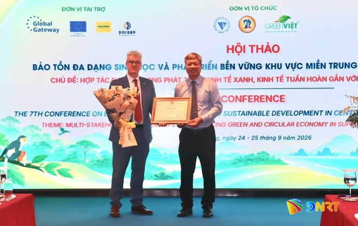 Phó Chủ tịch UBND thành phố Hồ Quang Bửu (bên phải) trao bằng khen của Chủ tịch UBND thành phố cho đại diện phái đoàn Liên minh châu Âu tại Việt Nam với thành tích đóng góp vào sự phát triển kinh tế - xã hội thành phố. Ảnh: QUỐC TUẤN