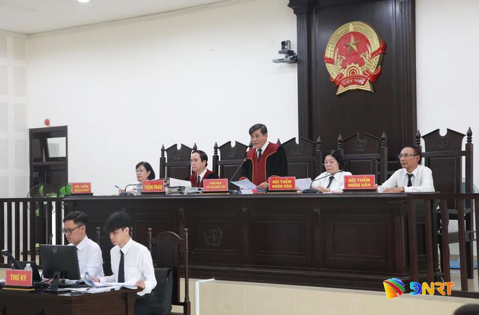 Hội đồng xét xử phiên tòa. Ảnh: ĐẮC MẠNH