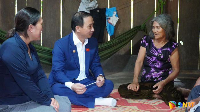 Bí thư Đảng ủy xã Trà Tân Nguyễn Hồng Lai lắng nghe nguyện vọng của hộ nghèo để có sự trợ sức hiệu quả hơn. Ảnh: D.LỆ
