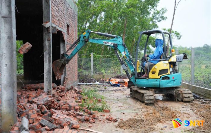 Hộ dân tại thôn Xuân An, xã Đồng Dương, tổ chức tháo dỡ công trình xây dựng trái phép vào sáng 21/9. Ảnh: UBND xã Đồng Dương