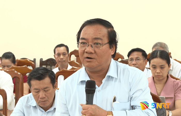 Thầy Nguyễn Văn Tấn, Hiệu trưởng Trường THPT Trần Cao Vân nêu ý kiến về đầu tư cơ sở vật chất trường học. Ảnh: HIẾU NGÂN