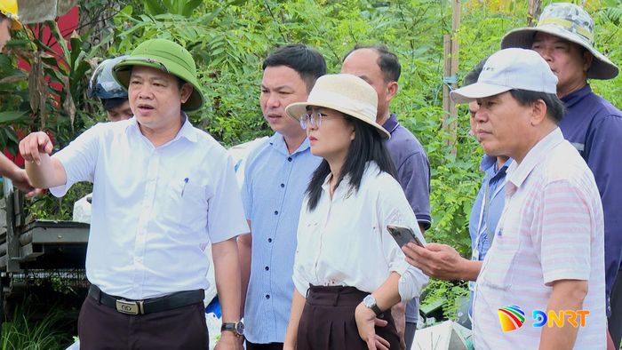 Tổ chuyên trách địa phương giám sát việc thi công. Ảnh: QUANG THẮNG