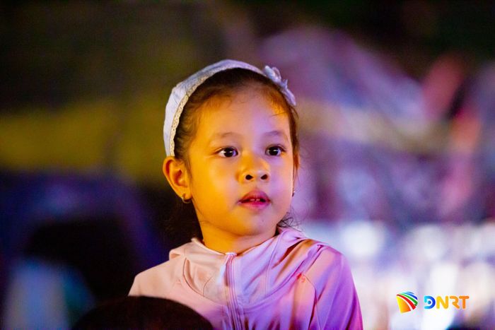 Ánh mắt thích thú của thiếu nhi khi xem các màn múa lân. Ảnh: BẢO LÂM