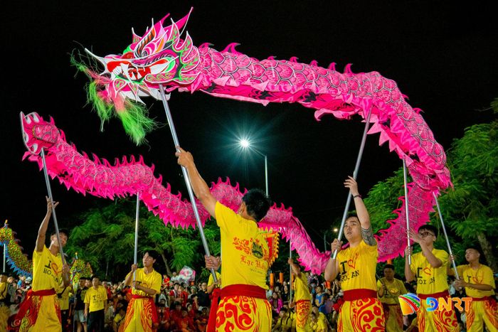 Tiết mục múa rồng được đoàn lân sư rồng Lạc Hồng trình diễn tại phố cổ, thu hút sự quan tâm của đông đảo người dân, du khách. Ảnh: BẢO LÂM
