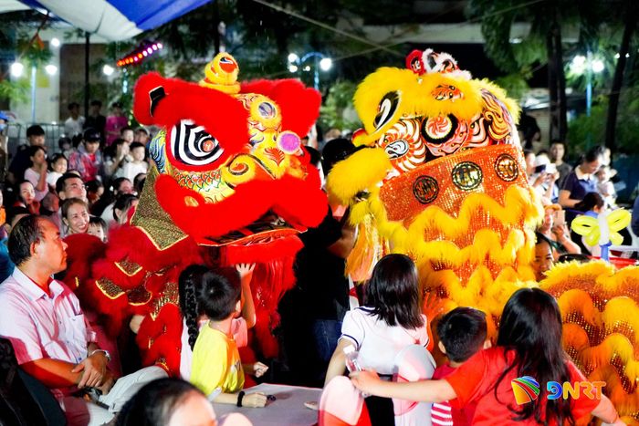 Đoàn lân sư rồng Hoàng Thư biểu diễn nhiều tiết mục đặc sắc tại Đêm hội trăng rằm do UBND phường Liên Chiểu tổ chức tối 19/9. Ảnh: BẢO LÂM
