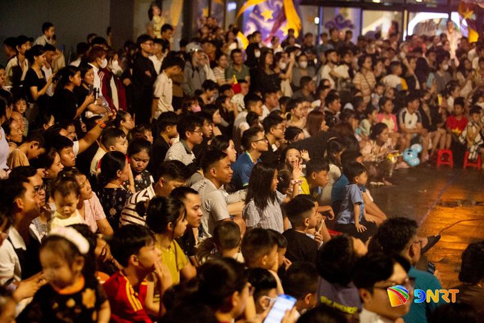 Đông nghịt người đi xem múa lân tại Helio Center trong những ngày này. Ảnh: BẢO LÂM