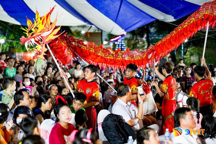 Tiết mục múa rồng tranh châu. Ảnh: BẢO LÂM