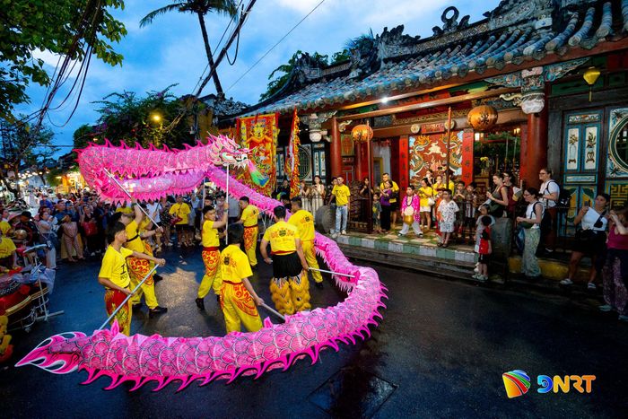 Đoàn lân sư rồng Lạc Hồng trình diễn nhiều tiết mục hấp dẫn, thu hút đông đảo người dân, du khách đến xem. Ảnh: BẢO LÂM