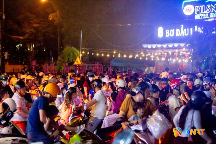 Đông nghịt người dân đổ ra đường vui chơi Tết Trung thu. Ảnh: BẢO LÂM