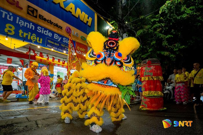 Thần thái của chú lân khi biểu diễn. Ảnh: BẢO LÂM