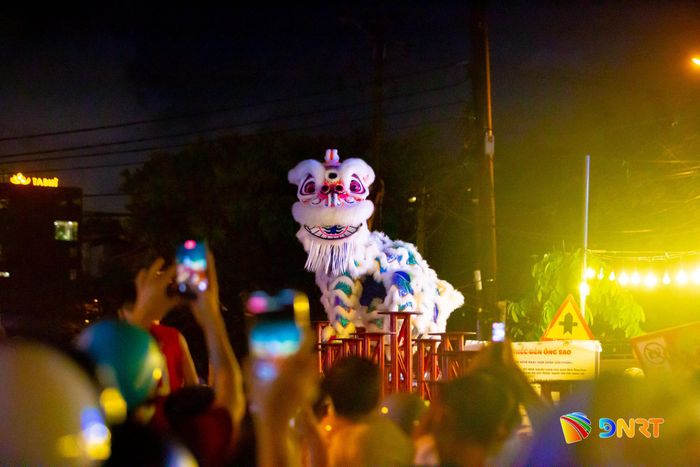 Tuyến đường Hồ Nghinh (phường An Hải) xuất hiện nhiều đoàn lân biểu diễn trong mùa Trung thu năm nay. Ảnh: BẢO LÂM