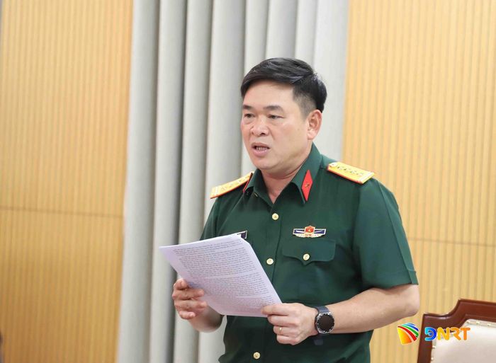 Đại tá Đinh Văn Hưng, Chính ủy Bộ Chỉ huy Quân sự thành phố, Phó Bí thư Thường trực Đảng ủy Quân sự thành phố báo cáo tại hội nghị. Ảnh: NGỌC PHÚ