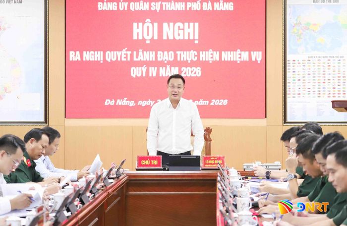 Bí thư Thành ủy, Bí thư Đảng ủy Quân sự thành phố Lê Ngọc Quang chủ trì hội nghị. Ảnh: NGỌC PHÚ