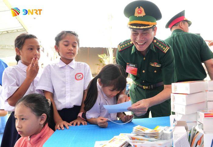 Đại tá Hoàng Văn Mẫn, Chính uỷ Bộ đội Biên phòng thành phố Đà Nẵng giao lưu với các em học sinh nhân dịp Tết Trung thu. Ảnh: HUỲNH CHÍN