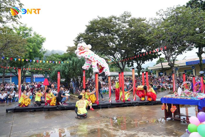 Múa lân tại chương trình "Biên cương đêm hội trăng rằm" do Ban Chỉ huy Bộ đội Biên phòng thành phố Đà Nẵng tổ chức. Ảnh: HỒNG ANH