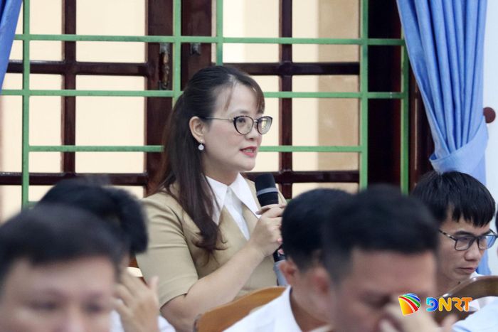 Bí thư Đảng ủy, Chủ tịch HĐND xã Việt An Trần Thị Hằng phát biểu tại hội nghị. Ảnh: TRỌNG HUY