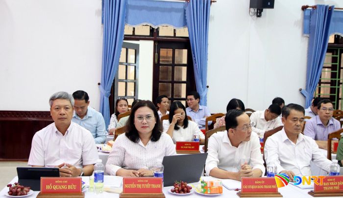 Phó Chủ tịch UBND thành phố Hồ Quang Bửu (ngoài cùng bên trái) tham dự hội nghị. Ảnh: TRỌNG HUY
