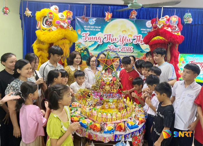 Các em háo hức chờ phá cỗ trung thu. Ảnh: KHÁNH LINH